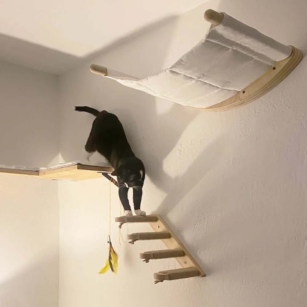 chat noir descend arbre à chat mural VerticalFélin