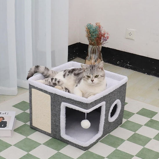 chat couché dessus toit niche à chat villa féline