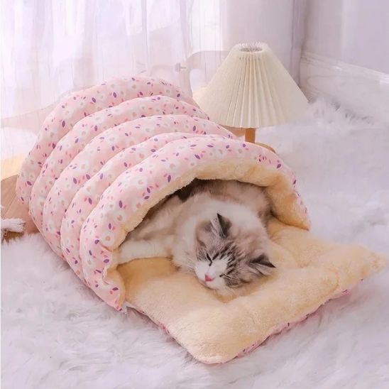 superbe matou enveloppé dans coussin à chat rose ChatConfort
