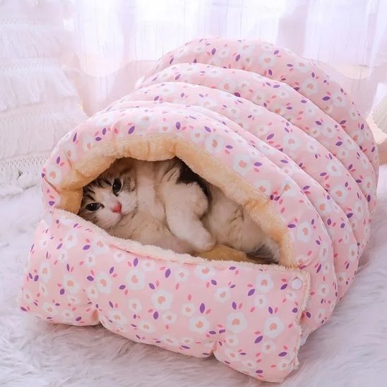 beau matou bien blotti dans coussin à chat sac couchage ChatConfort