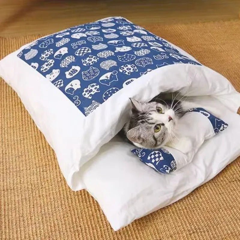 chat couchĂ© tĂȘte sur oreillĂ© du coussin chats CoussiChat