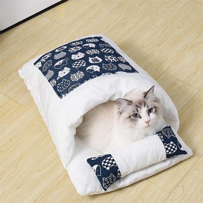 beau chat installé au chaud dans coussin chats enveloppé CoussiChat