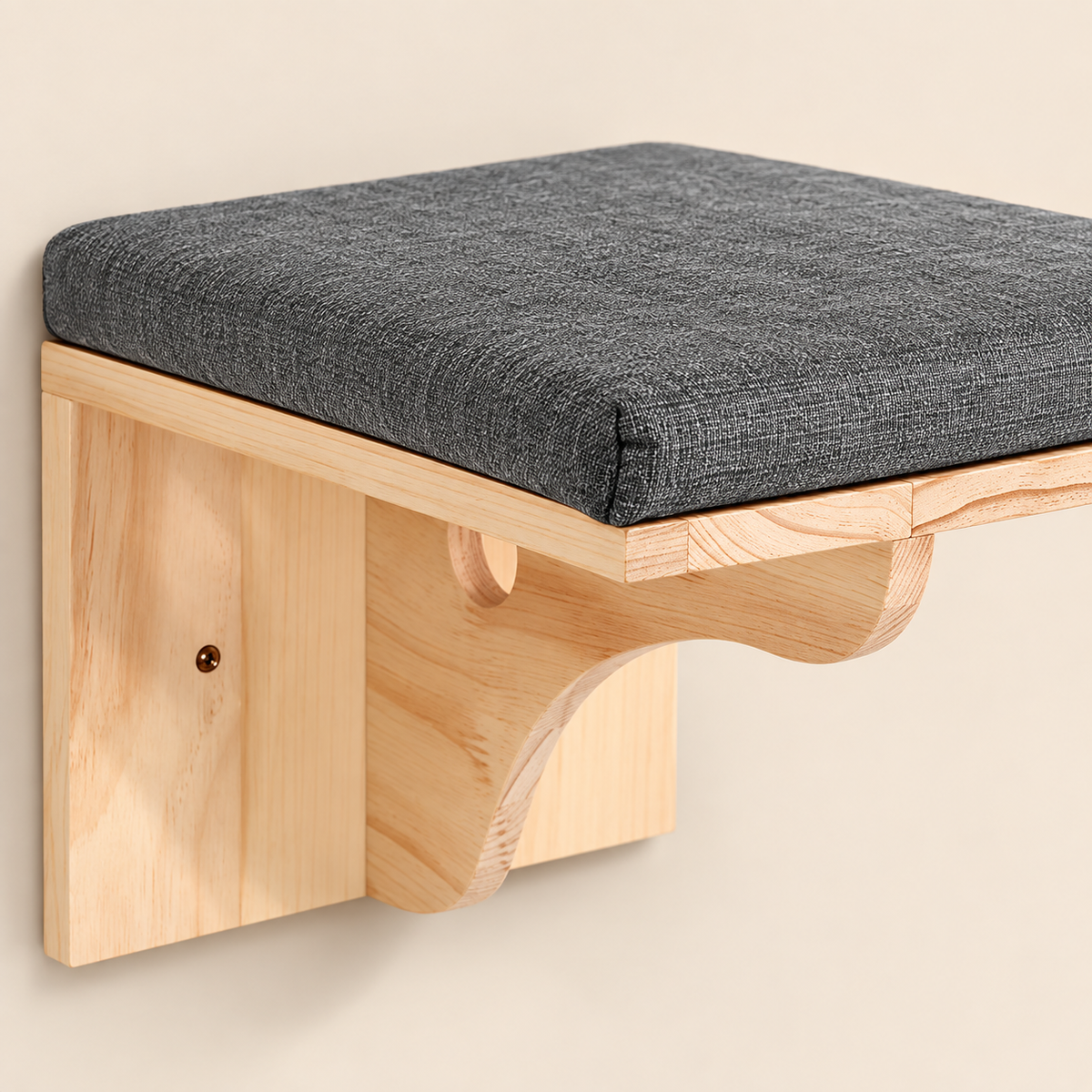 Gros plan du coussin gris et de la structure en bois