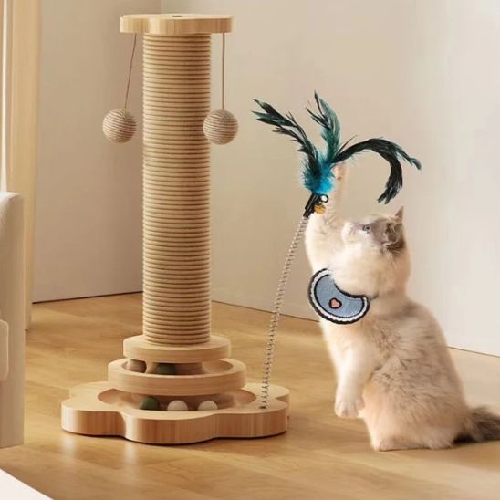 chat s'amuse avec jouet inclus dessus griffoir en sisal NaturPro