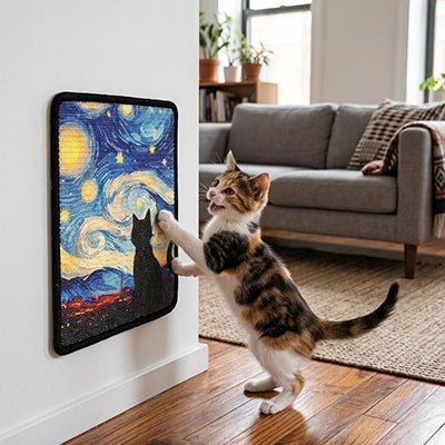 Chaton tricolore faisant ses griffes sur un tableau griffoir mural au motif nuit étoilée, dans un salon moderne