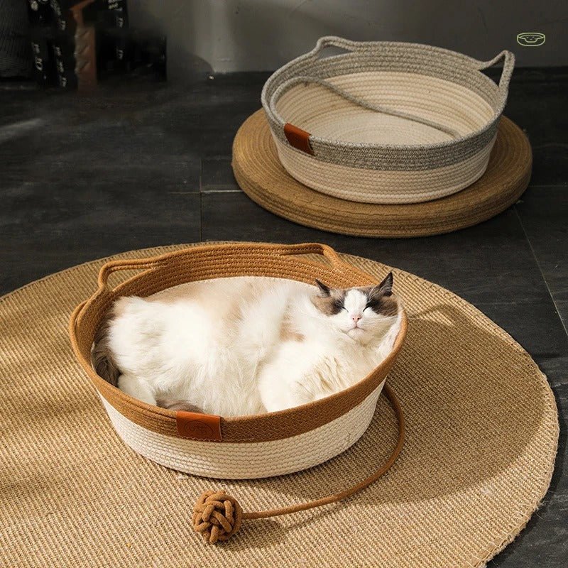 magnifique matou endormis dans panier pour chat en rotin NatureCat
