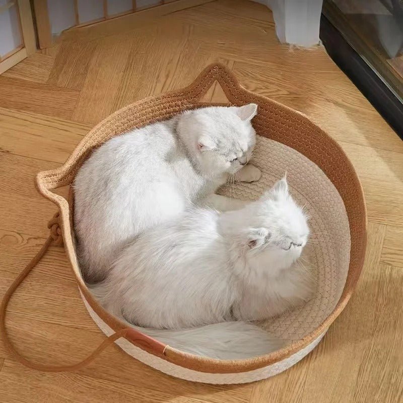 deux minous blancs dorment dans panier pour chat en rotin NatureCat