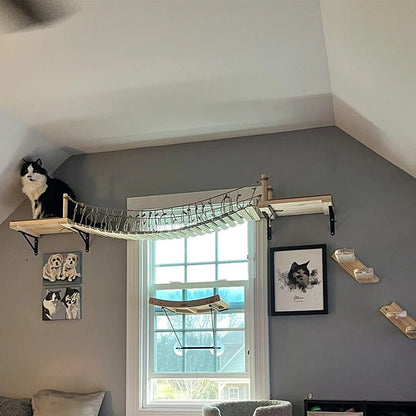 arbre à chat design installé près fenêtre Pont Suspendu Nordique