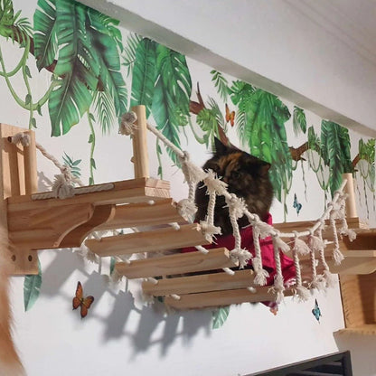 minet confortable dans petit arbre à chat design Pont Suspendu Nordique