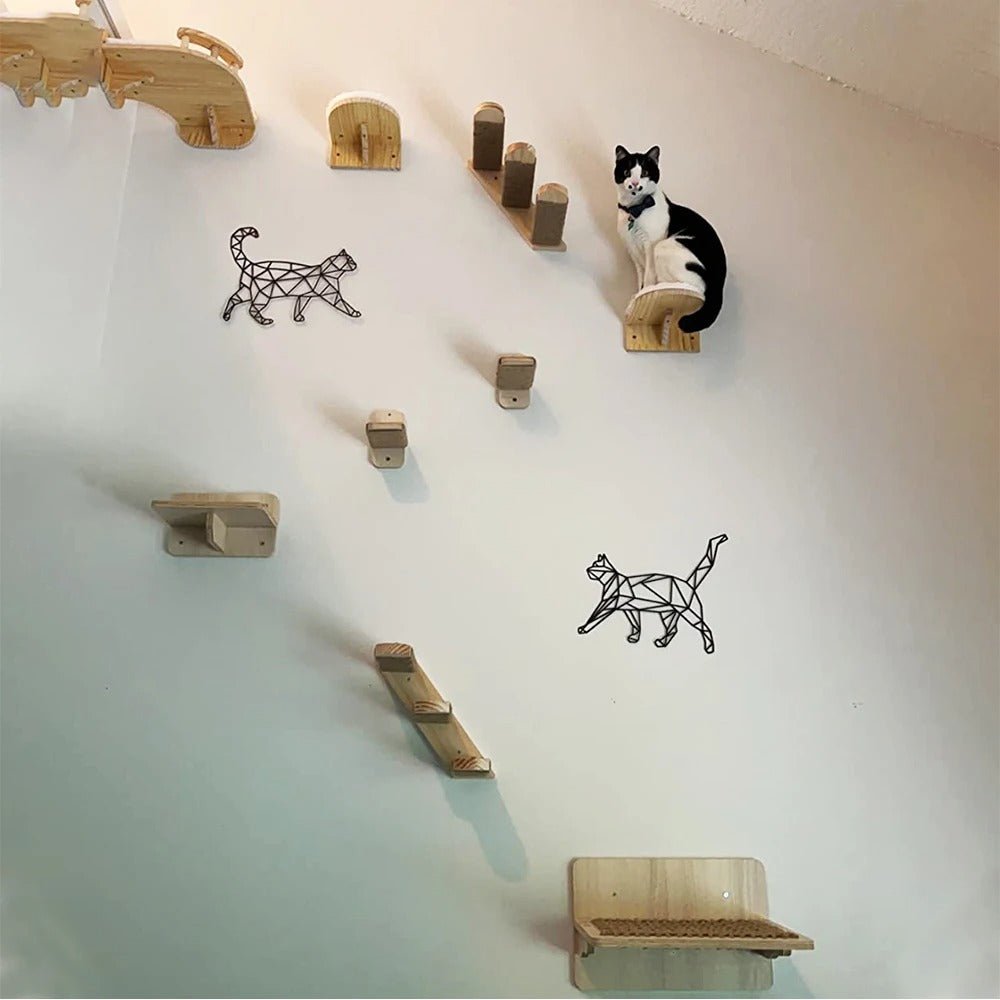 arbre à chat en bois design intégré dans intérieur moderne