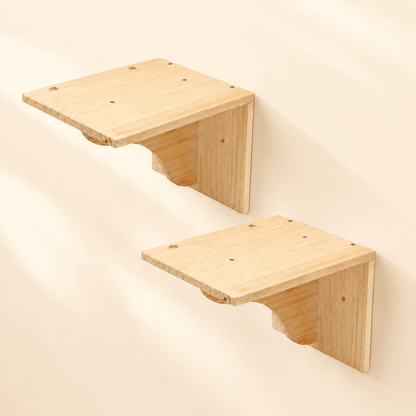 Deux perchoirs muraux pour chat en bois clair fixés sur un mur beige