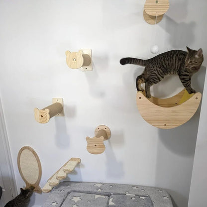 chat s'amuse dans parcours d'arbre a chat mural bois NaturalFeline