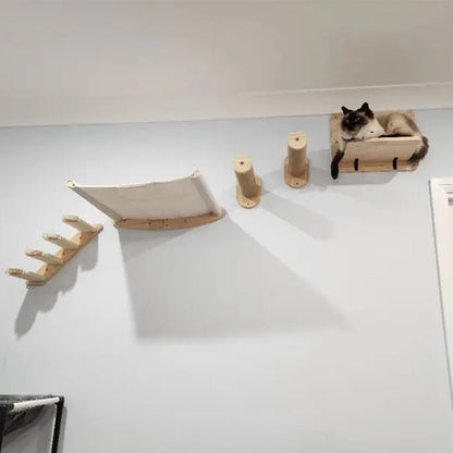chat repose dans parcours d'arbre à chat mural VerticalFélin