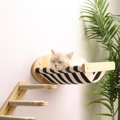 chat dort dans hamac arbre a chat murale bois