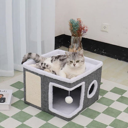 chat couché dessus toit niche à chat villa féline