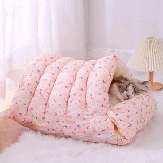 matou ronronne endormis dans coussin à chat rose ChatConfort