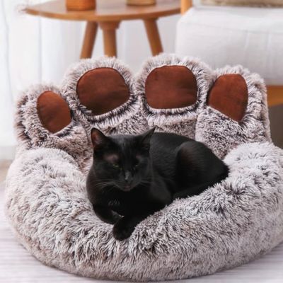 coussin chats moelleux en forme de patte utilisé par un chat