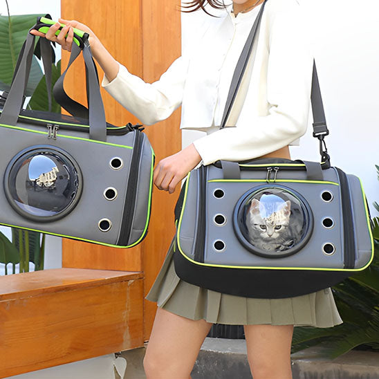 femme transporte deux sac transport chat