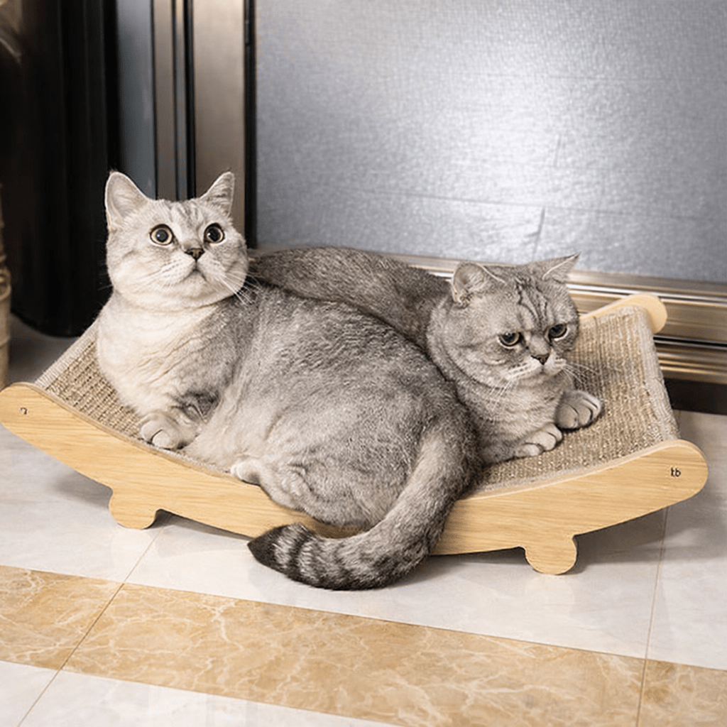 deux chats allongés sur un griffoir à chat design en bois et sisal
