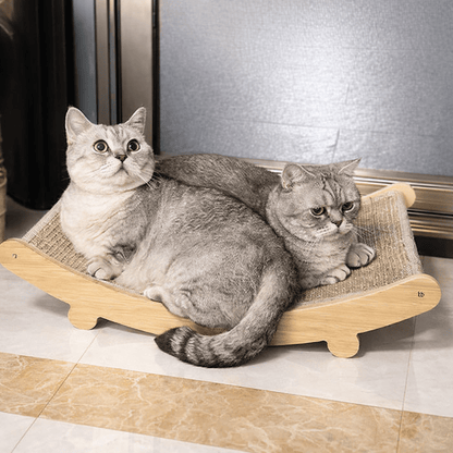 deux chats allongés sur un griffoir à chat design en bois et sisal