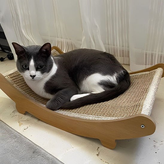 chat allongé sur un griffoir à chat design en bois et sisal