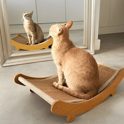 chat assis sur un griffoir à chat design en bois devant un miroir