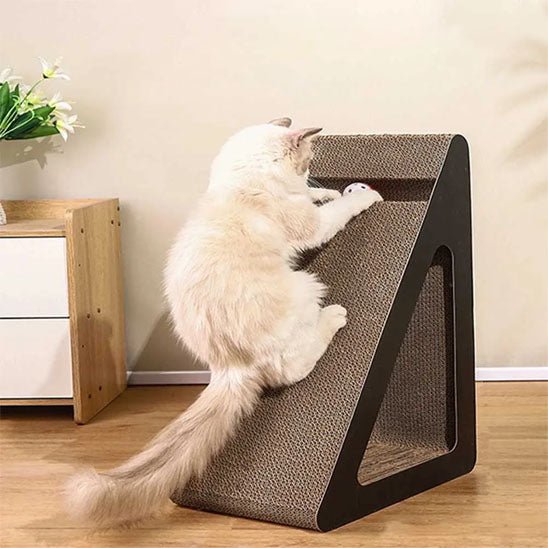 Griffoir chat design avec balle interactive et surface à griffer