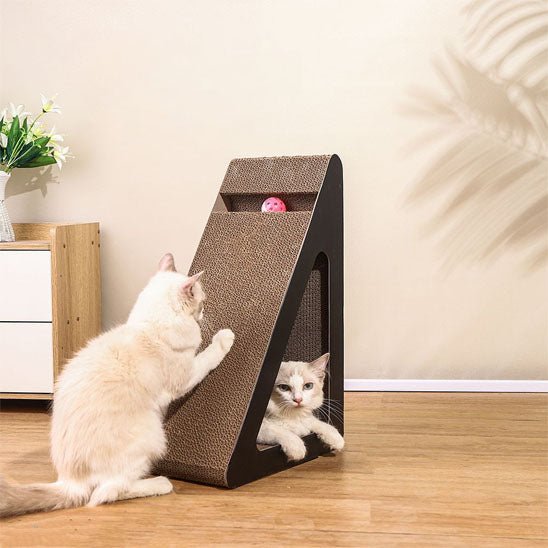 Chat utilisant un griffoir design pour faire ses griffes
