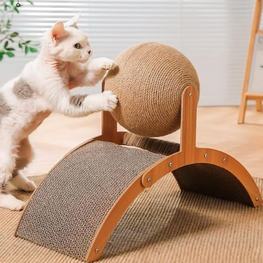 chat jouant avec griffoir design équipé dune boule à gratter en sisal naturel