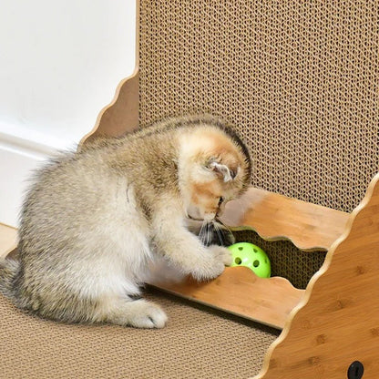 chaton jouant avec balle intégrée sur griffoir design en carton ondulé