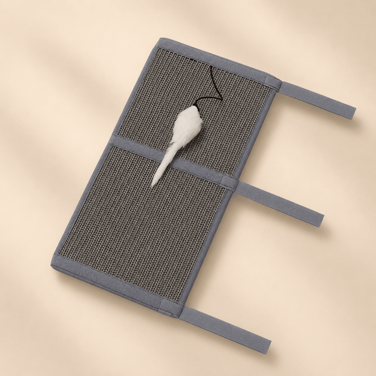 Griffoir design pour chat en sisal avec jouet suspendu