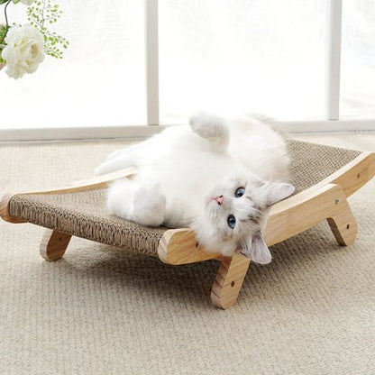 griffoir chat utilisé comme lit confortable pour chat blanc