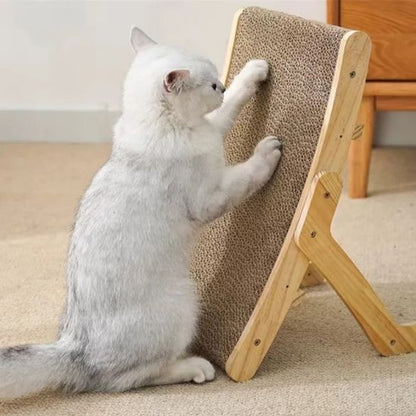 chat qui fait ses griffes sur un griffoir pour chat en carton ondulé