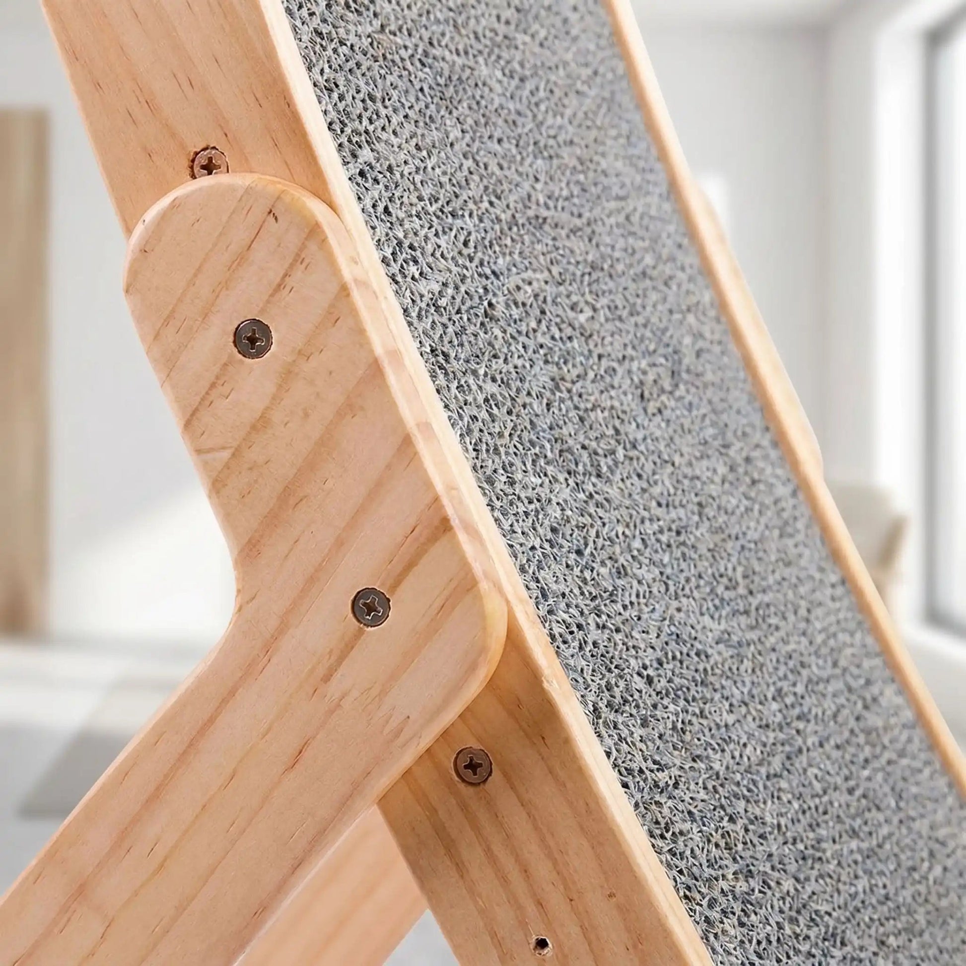 detail du griffoir chat en bois naturel et carton ondule resistant