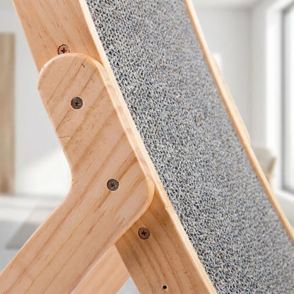 detail du griffoir chat en bois naturel et carton ondule resistant