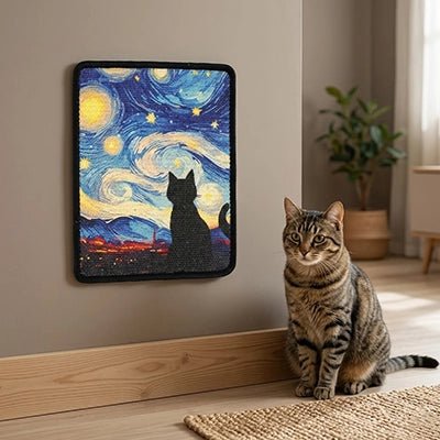 Chat tigré assis à côté d'un griffoir chat mural décoratif bleu et noir, installé près du so