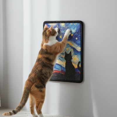 chat utilise griffoir mural design nuit étoilée