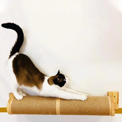 chat étirement sur griffoir mural chat sisal bois