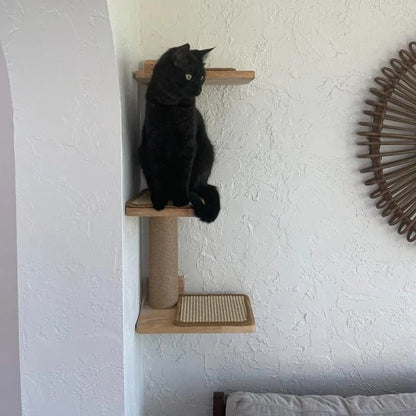 chat noir assis dessus griffoir mural chat bois sisal Stratocat