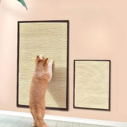 Chat étiré faisant ses griffes sur un griffoir mural