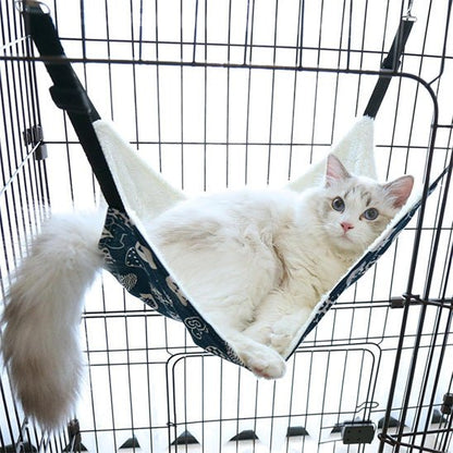 Hamac à chat suspendu installé dans une cage pour offrir un couchage confortable