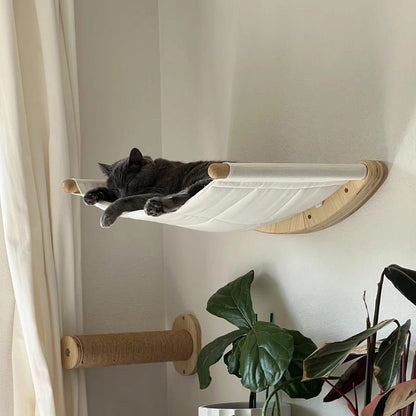 minou gris endormis dessus hamac mural chat blanc NidZen