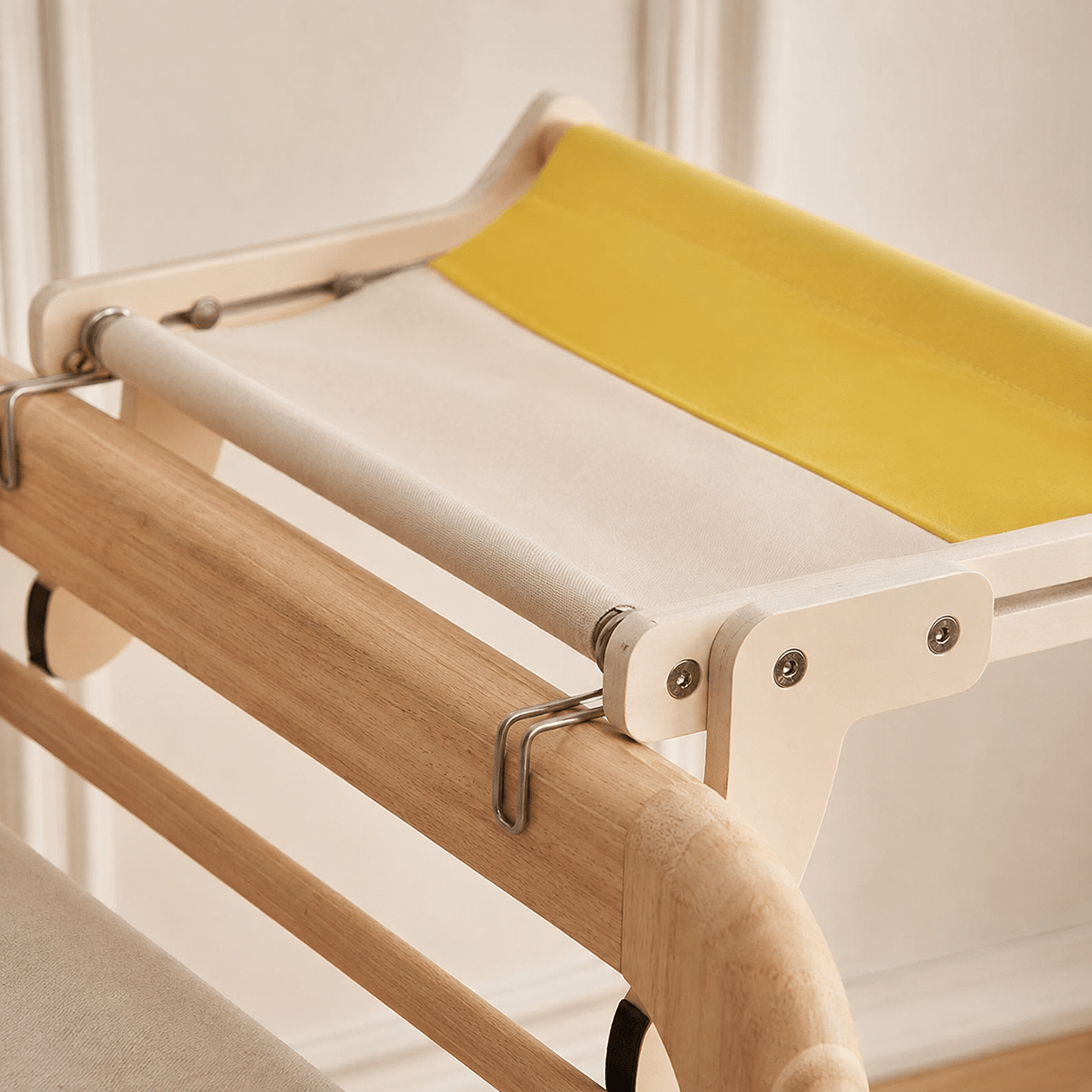 Détail de la fixation en bois du hamac pour chat