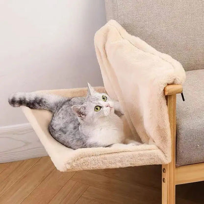 hamac pour chat beige sur chaise avec chat