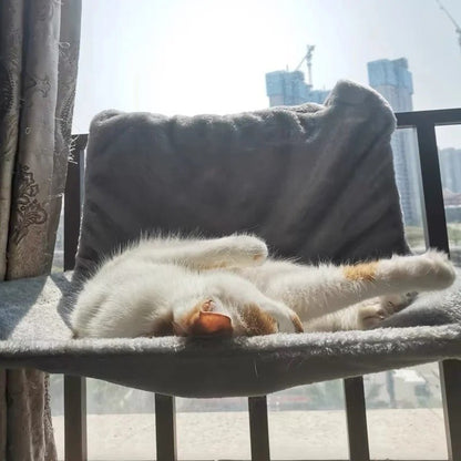 hamac pour chat gris clair sur balcon