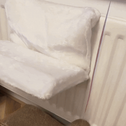 hamac pour chat sur radiateur avec chat en train de se reposer