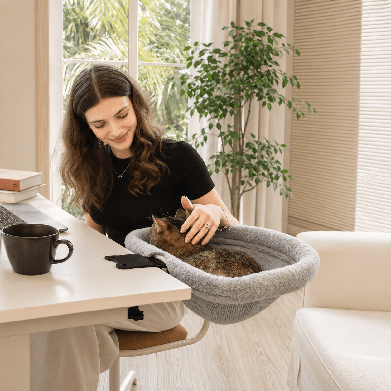 Hamac pour chat suspendu permettant à un chat de rester près de son humain pendant le télétravail