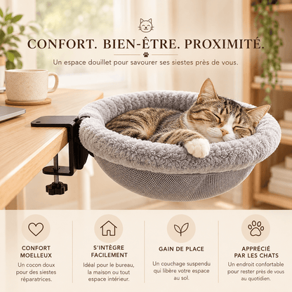 Chat tigré endormi dans un hamac pour chat suspendu gris, fixé au rebord d’un bureau en bois, avec un coussin moelleux et une structure métallique noire