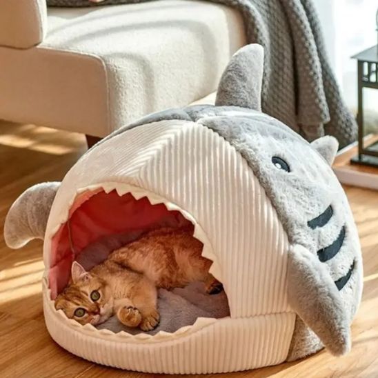 chat confortablement bien couché dedans niche à chat sharkat