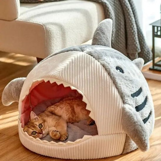 chat confortablement bien couché dedans niche à chat sharkat
